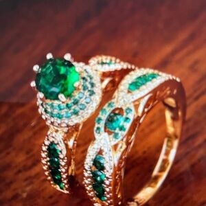 Elegant Green and Gold Women's Ring